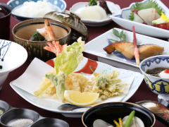 四季会席 ¥4,400(税サ込¥5,227) 平日特典:¥4,200(税サ込¥4,989)イメージ